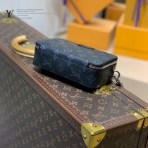 LV原單M80741 Alpha Wearable 小號郵差包