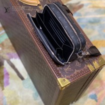 LV原單M80741 Alpha Wearable 小號郵差包