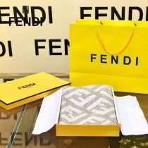 FENDI經典F大logo圍巾  顏值又高，辨識度高