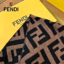 FENDI經典F大logo圍巾  顏值又高，辨識度高