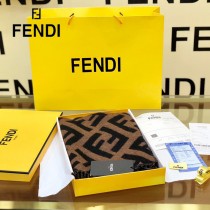 FENDI經典F大logo圍巾  顏值又高，辨識度高