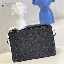 M59163-01 原單  Handle Soft Trunk 手袋 為 Monogram 皮革壓印細膩紋理