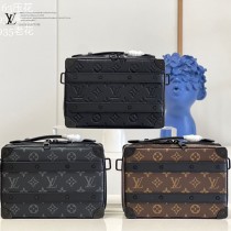 M59163-01 原單  Handle Soft Trunk 手袋 為 Monogram 皮革壓印細膩紋理