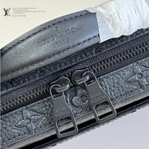 M59163-01 原單  Handle Soft Trunk 手袋 為 Monogram 皮革壓印細膩紋理