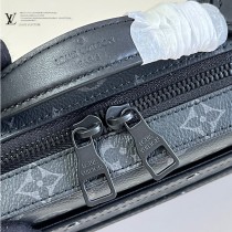 M59163-02 原單  Handle Soft Trunk 手袋 為 Monogram 皮革壓印細膩紋理