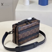M59163-03 原單  Handle Soft Trunk 手袋 為 Monogram 皮革壓印細膩紋理