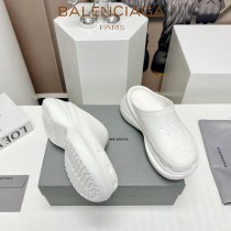 Balenciaga巴黎世家 x Crocs 聯名春夏爆款成型一體半拖洞洞鞋