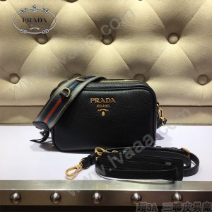 1BH082-01  PRADA普拉達新款鹿皮紋相機包
