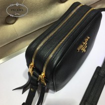 1BH082-01  PRADA普拉達新款鹿皮紋相機包