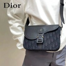 DIOR 迪奧馬鞍信使包以米色和黑色 Oblique 印花