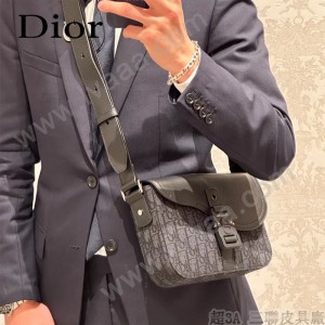 DIOR 迪奧馬鞍信使包以米色和黑色 Oblique 印花