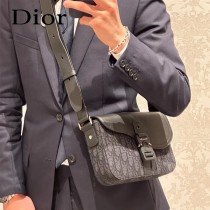 DIOR 迪奧馬鞍信使包以米色和黑色 Oblique 印花