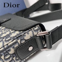 DIOR 迪奧馬鞍信使包以米色和黑色 Oblique 印花