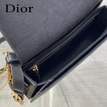 DIOR 迪奧最新款豬鼻子Signature繫列郵差包