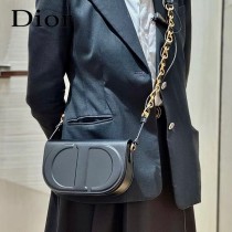 DIOR 迪奧最新款豬鼻子Signature繫列郵差包