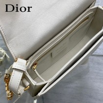 DIOR 迪奧最新款豬鼻子Signature繫列郵差包