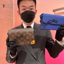 M82571 Steamer 迷妳手袋郵差包 鏈條及飾針開合延續設計師 Virgil Abloh 的標誌性筆觸，亦是對路易威登 Steamer 手袋的經典回溯  適宜尺寸可容納日常所需，拉鏈內袋穩妥收納貴重物品，可調節肩帶實現肩背和斜挎選擇  18x11x6.5cm