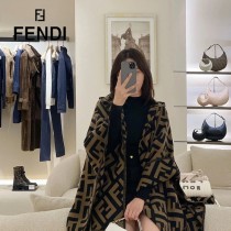 Fendi限量款連帽鬥篷披肩純羊絨