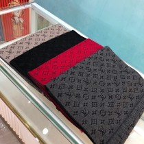 LV 新款3D Monogram 圍巾依托精湛針織工藝
