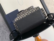 高版本DIOR 馬鞍雙肩背包  型號1VOBA088YKY_H26E_TU