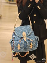 M27330 Denim Rendez-Vous 系列呈獻經典 Montsouris Cargo 雙肩包