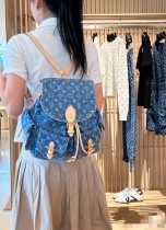 M27330 Denim Rendez-Vous 系列呈獻經典 Montsouris Cargo 雙肩包