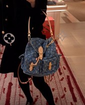 M27330 Denim Rendez-Vous 系列呈獻經典 Montsouris Cargo 雙肩包