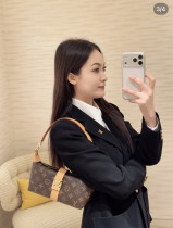 M26191  Pochette Mia 手袋
