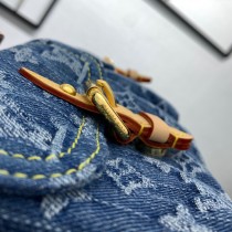 M27330 Denim Rendez-Vous 系列呈獻經典 Montsouris Cargo 雙肩包