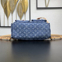 M27330 Denim Rendez-Vous 系列呈獻經典 Montsouris Cargo 雙肩包