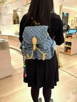 M27330 Denim Rendez-Vous 系列呈獻經典 Montsouris Cargo 雙肩包