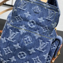 M27330 Denim Rendez-Vous 系列呈獻經典 Montsouris Cargo 雙肩包