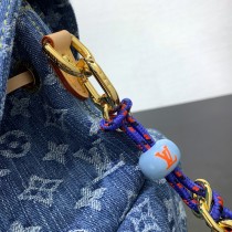 M27330 Denim Rendez-Vous 系列呈獻經典 Montsouris Cargo 雙肩包