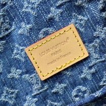 M27330 Denim Rendez-Vous 系列呈獻經典 Montsouris Cargo 雙肩包