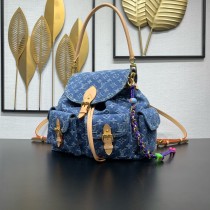 M27330 Denim Rendez-Vous 系列呈獻經典 Montsouris Cargo 雙肩包