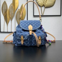M27330 Denim Rendez-Vous 系列呈獻經典 Montsouris Cargo 雙肩包